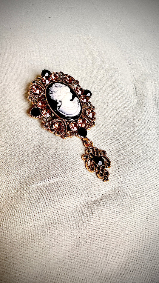 Woman's face retro pin
