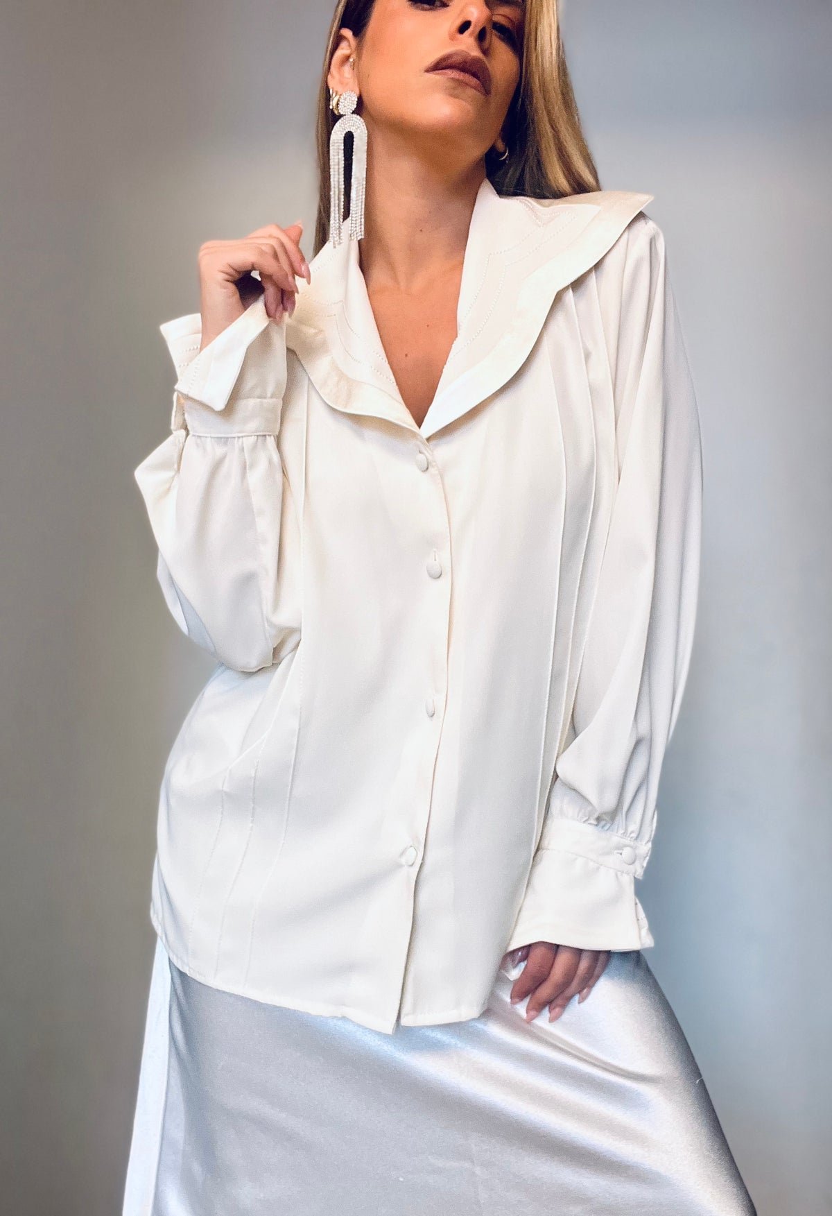 Ora's Wide-Coller Cream Vintage Shirt