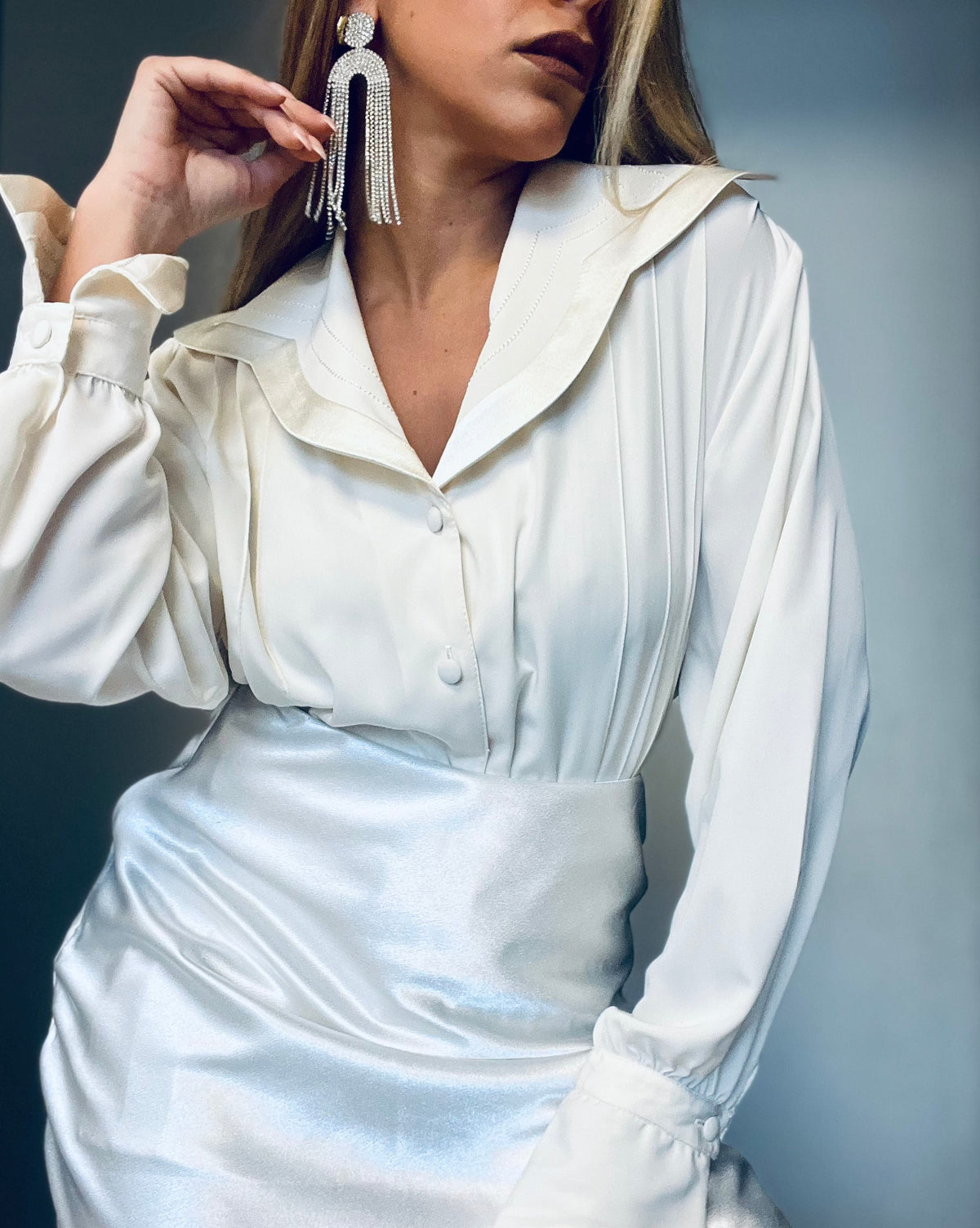 Ora's Wide-Coller Cream Vintage Shirt