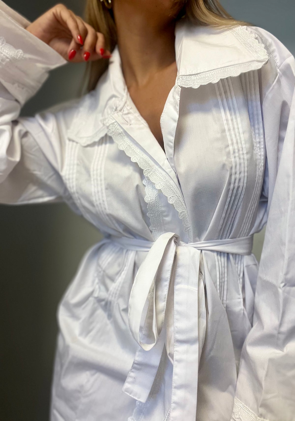 Wrapped White Wide-Collar Galabia