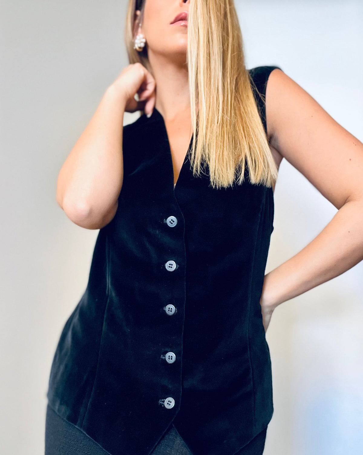 Black No-Sleeve Velvet Vest