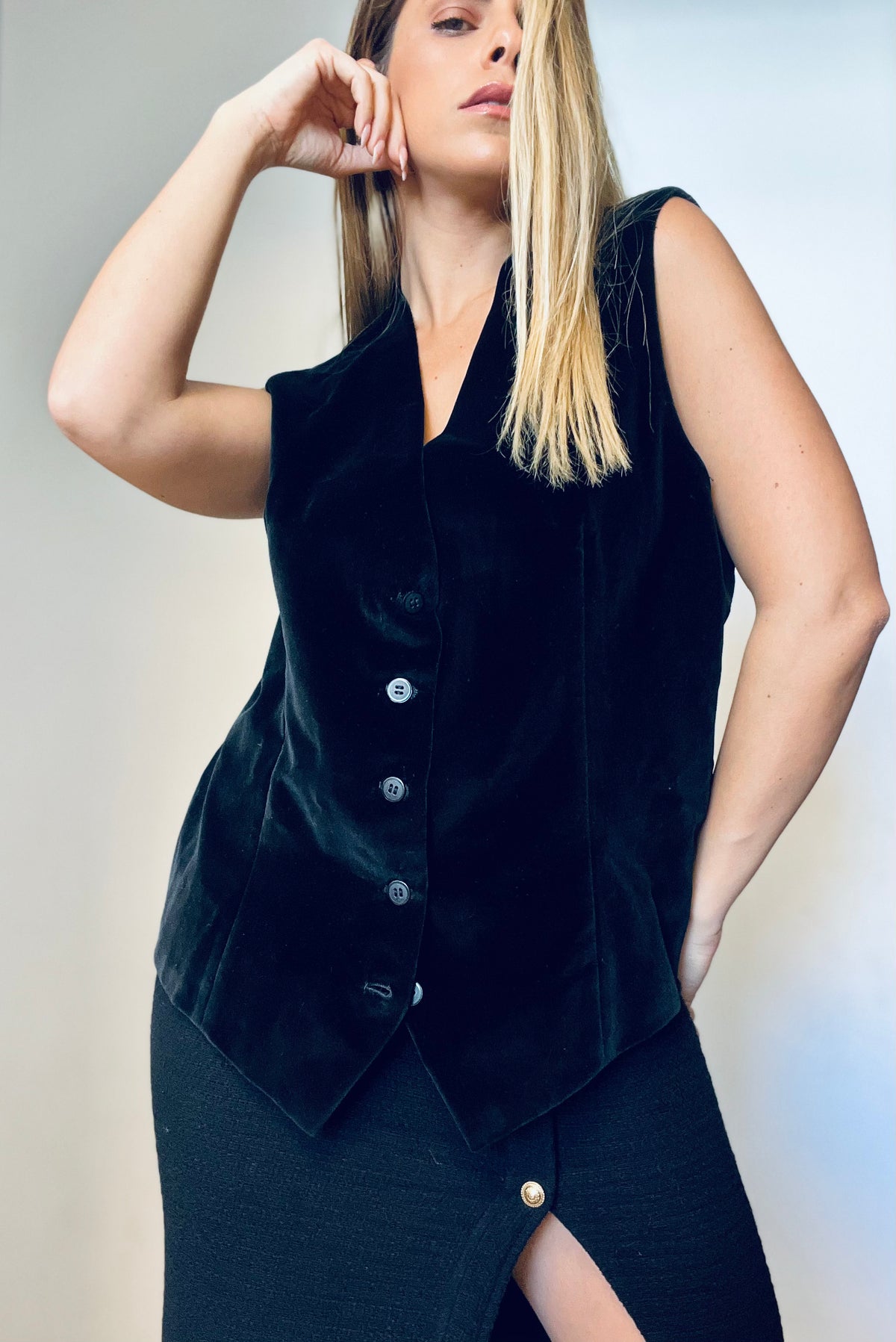 Black No-Sleeve Velvet Vest
